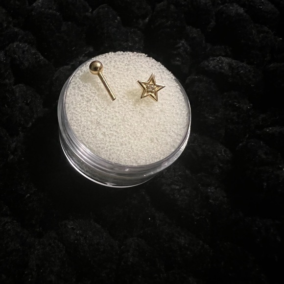 Threaded star 14 k yellow gold with a tiny diamond in the middle - Picture 6 of 6